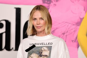 Charlize Theron: Το όχι και τόσο ανοιξιάτικο μανικιούρ της είναι το πιο κουλ beauty trend της στιγμής - εικόνα 1