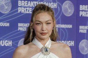 Βαρέθηκες τα τζιν; Η Gigi Hadid επαναφέρει το ζεστό, χουχουλιάρικο παντελόνι που θα φοράμε κάθε μέρα το φθινόπωρο - εικόνα 1