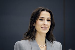 Ούτε skinny ούτε wide-leg: Η πριγκίπισσα Rajwa επιλέγει το τζιν που επιστρέφει από τα 2000s, κολακεύει τη σιλουέτα και μακραίνει οπτικά τα πόδια - εικόνα 1