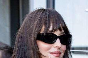 Η Dakota Johnson υιοθετεί το "red effect", το fashion tip που έχει τη δύναμη να "ξυπνήσει" κάθε look - εικόνα 1