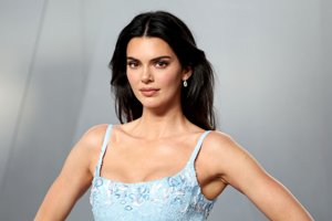 Kendall Jenner: Η λευκή φούστα που έχεις ήδη στη ντουλάπα σου γίνεται το πιο κομψό κομμάτι της σεζόν - εικόνα 1