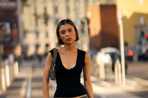 Η Zara μειώνει την τιμή του wide-leg παντελονιού με φουλάρι στη μέση που χαρίζει πιο καλλίγραμμη σιλουέτα στα 18 ευρώ - εικόνα 2