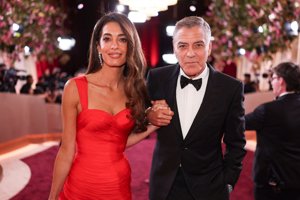 Amal Clooney: Το μυστικό για τα πλούσια, λαμπερά μαλλιά της κοστίζει λιγότερο από 10 δολάρια - εικόνα 1