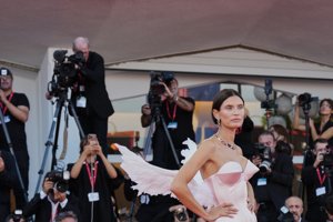 Emmys 2026: Τα πιο εντυπωσιακά looks από τη λαμπερή βραδιά της γιορτής της αμερικανικής τηλεόρασης - εικόνα 18