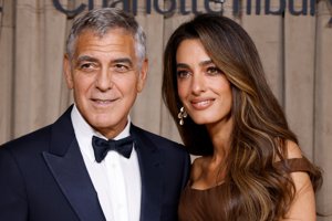 Νόμιζες ότι τα τετράγωνα νύχια είχαν τελειώσει; Η Amal Clooney μόλις τα έκανε ξανά το πιο κομψό manicure της σεζόν - εικόνα 1