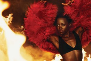 "Δεν ξοδεύω τον χρόνο μου για να αμύνομαι": Η Lupita Nyong’o δικαιώνεται μετά τις αντιδράσεις για τον ρόλο της ως Ωραία Ελένη και εντυπωσιάζει με το μεταξωτό halter φόρεμά της - εικόνα 3