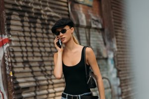 Αυτά είναι τα stylish και άνετα παπούτσια που φοράω καθημερινά αυτή την περίοδο - εικόνα 1