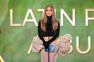 Η Jennifer Lopez μόλις απέδειξε ότι υπάρχει ένα φόρεμα με το οποίο δεν μπορείς ποτέ να κάνεις λάθος - εικόνα 2