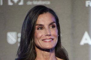 Η βασίλισσα Letizia σου δείχνει πως το shirt dress γίνεται η επιτομή της everyday κομψότητας στα πρώτα φθινοπωρινά πρωινά - εικόνα 1