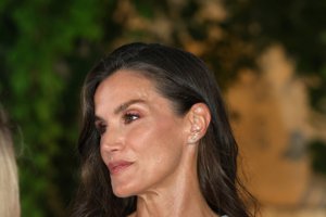 Η βασίλισσα Letizia έμοιαζε βγαλμένη από το "Frozen" – Το φόρεμα των 4.875 ευρώ με κάπα και η ιστορική τιάρα που έκλεψαν την παράσταση - εικόνα 1