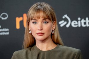Jennifer Lawrence: Μόλις μας έπεισε να δοκιμάσουμε το χρώμα που αποφεύγουμε όλες στην γκαρνταρόμπα μας - εικόνα 2