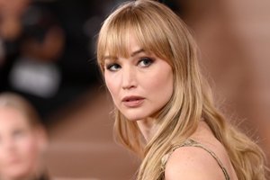 Jennifer Lawrence: Φέρνει το καλοκαίρι μέσα στο φθινόπωρο – Το φωτεινό χρώμα που φορά ξανά και ξανά και απογειώνει τα πρώτα looks του Σεπτέμβρη - εικόνα 2
