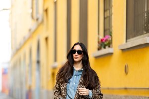 Tweed jacket: Ανακαλύψαμε 5 chic οικονομικά κομμάτια που θα ερωτευθείς με την πρώτη ματιά - εικόνα 1