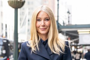Από το γραφείο μέχρι το δείπνο: Η Gwyneth Paltrow αποδεικνύει ότι ένα μόνο παντελόνι αρκεί για να σώσει τα φθινοπωρινά σου looks - εικόνα 1