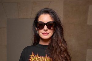 Η Anne Hathaway σου δείχνει το πιο μυστηριώδες μανικιούρ του φθινοπώρου – Κομψό, σκοτεινό και απίστευτα πολυτελές - εικόνα 1
