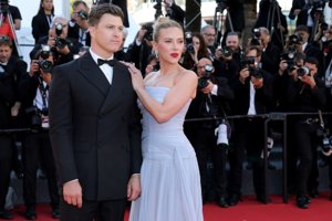 Βαρέθηκες τα μαύρα μαγιό; Η Scarlett Johansson μόλις φόρεσε το χρώμα που φωτίζει το μαύρισμα περισσότερο από κάθε άλλο - εικόνα 2