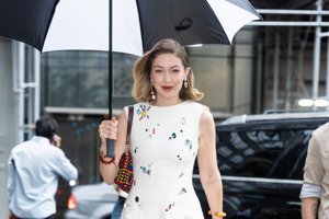 Βαρέθηκες τα τζιν; Η Gigi Hadid επαναφέρει το ζεστό, χουχουλιάρικο παντελόνι που θα φοράμε κάθε μέρα το φθινόπωρο - εικόνα 2