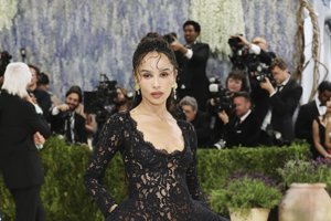 Ψάχνεις φόρεμα για πολιτικό γάμο; Η Zoë Kravitz μόλις έδωσε το τελικό bridal inspo - εικόνα 1