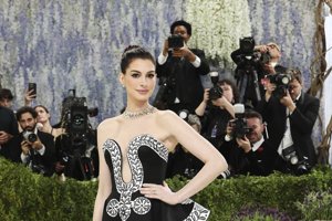 Anne Hathaway: Το pajama set που φόρεσε στη Νέα Υόρκη είναι η πιο εύκολη λύση για το καθημερινό σου ντύσιμο στην πόλη - εικόνα 1