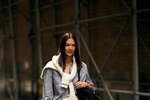 Έφτασε προχθες το βράδυ στη Zara και αυτό το κόκκινο bomber jacket έχει γίνει ήδη το hit της σεζόν - εικόνα 2