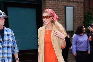 Η Victoria Beckham φορά ξανά και ξανά ένα "slouchy" κοστούμι: Το τέλειο βασικό κομμάτι από το "everyday office" έως το "elevated evening" - εικόνα 1