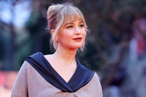 Jennifer Lawrence: Μόλις μας έπεισε να δοκιμάσουμε το χρώμα που αποφεύγουμε όλες στην γκαρνταρόμπα μας - εικόνα 1