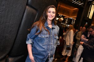 Η Anne Hathaway επιβεβαιώνει την πιο πολυτελή εναλλακτική στο μαύρο για τις φθινοπωρινές εμφανίσεις – Κάνει ακόμα και το πιο απλό look να δείχνει πανάκριβο - εικόνα 1
