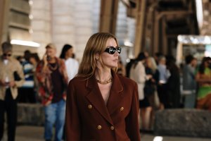 Το σατέν bomber jacket είναι ο εύκολος τρόπος να δείχνεις κομψή, όπως το viral σχέδιο των M&S - εικόνα 2