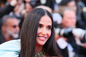 Επιστροφή στο γραφείο: Η Demi Moore δείχνει το total white office look που φωτίζει αμέσως τα γκρίζα φθινοπωρινά πρωινά - εικόνα 2
