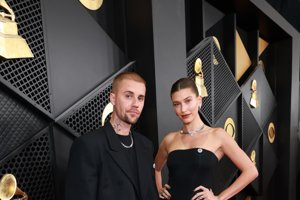 Η Hailey Bieber μόλις έκανε τη μεγαλύτερη αλλαγή στα μαλλιά της εδώ και 11 χρόνια – Αυτή είναι η απόχρωση που θα ζητούν όλες το φθινόπωρο - εικόνα 2