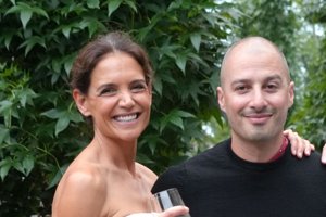 Η Katie Holmes φόρεσε το outfit που όλες έχουμε ήδη στην ντουλάπα μας – Τα 3 basics που σου δίνουν τη λύση στο φθινοπωρινό ντύσιμο - εικόνα 1