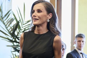 Βασίλισσα Letizia: Αυτό είναι το φόρεμα που κάνει κάθε γυναίκα να δείχνει πιο ψηλή, κολακεύει τη σιλουέτα και τραβά όλα τα βλέμματα - εικόνα 1