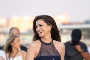 Anne Hathaway: Όχι άλλο milky nails και nude gloss – Το κόκκινο beauty combo που επιστρέφει το φθινόπωρο δείχνει πιο glamorous από ποτέ - εικόνα 1