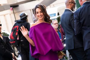 Τι ψιθύρισε η Amal Clooney στη βασίλισσα Καμίλα και την έκανε να χαμογελάσει στο Royal Albert Hall; - εικόνα 1