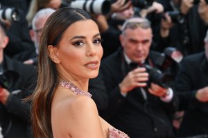 Κολλάς να φορέσεις μαύρο φόρεμα το καλοκαίρι; Η Eva Longoria θα σε κάνει να αλλάξεις γνώμη - εικόνα 2