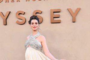 Anne Hathaway: Όχι άλλο milky nails και nude gloss – Το κόκκινο beauty combo που επιστρέφει το φθινόπωρο δείχνει πιο glamorous από ποτέ - εικόνα 2