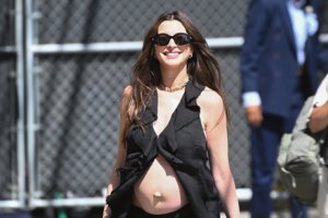 Η Anne Hathaway επιβεβαιώνει την πιο πολυτελή εναλλακτική στο μαύρο για τις φθινοπωρινές εμφανίσεις – Κάνει ακόμα και το πιο απλό look να δείχνει πανάκριβο - εικόνα 2
