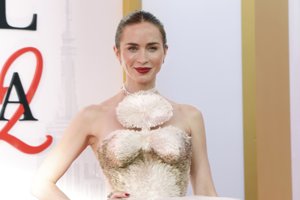 Η Anne Hathaway μοιράστηκε με την Emily Blunt το beauty μυστικό της για απόλυτα λαμπερή επιδερμίδα - εικόνα 1