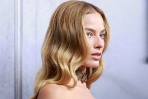 Margot Robbie: Το χρυσό Chanel φόρεμα με τα 1080 κεντήματα που θα σε κάνει να λατρέψεις τη διαχρονική λάμψη - εικόνα 1