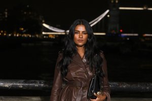 Η Simone Ashley μόλις φόρεσε το πιο τολμηρό naked dress στο Met Gala - εικόνα 1