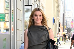 Ξέχνα το μαύρο slip dress: Η Sarah Pidgeon φορά το lavender, το πιο κομψό χρώμα της σεζόν και φέρνει την Carolyn Bessette-Kennedy αισθητική στο 2026 - εικόνα 1
