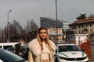 Βαρέθηκες να βλέπεις παντού καφέ; Αυτό το χρώμα θα ανανεώσει τα λουκ του χειμώνα - εικόνα 1