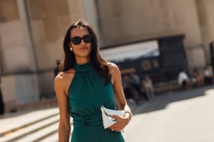 Η αέρινη ολόσωμη φόρμα της Massimo Dutti που κολακεύει τη σιλουέτα και λατρεύουν οι γυναίκες άνω των 50 - εικόνα 2