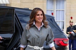 Τα κομψά παπούτσια με χαμηλό τακούνι της Beatrice Borromeo, ιδανικά από τώρα μέχρι τον Μάρτιο - εικόνα 1