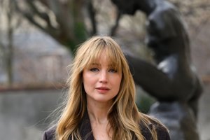 Jennifer Lawrence: Φέρνει το καλοκαίρι μέσα στο φθινόπωρο – Το φωτεινό χρώμα που φορά ξανά και ξανά και απογειώνει τα πρώτα looks του Σεπτέμβρη - εικόνα 1