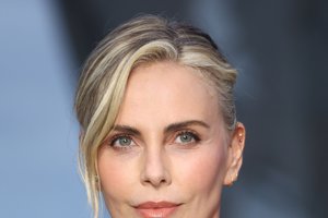 Charlize Theron: Τα μυστικά της για γυμνασμένα χέρια λίγο πριν φορέσεις και πάλι τα tank top σου - εικόνα 4