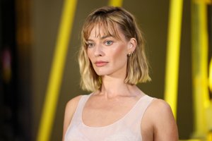 Margot Robbie: Το χρυσό Chanel φόρεμα με τα 1080 κεντήματα που θα σε κάνει να λατρέψεις τη διαχρονική λάμψη - εικόνα 3