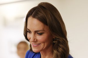 Γιατί δεν θα δεις ποτέ την Kate Middleton να ανανεώνει το κραγιόν της δημόσια – Οι 6 άγραφοι κανόνες ομορφιάς του Παλατιού - εικόνα 1