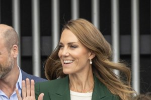 Η Kate Middleton αφήνει στην άκρη τα 12ποντα για τα παπούτσια που θα φοράμε κάθε μέρα – Η άνετη, κομψή flat εναλλακτική στις μπαλαρίνες - εικόνα 1