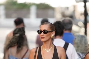 Αντίο στα λευκά sneakers: Η Bella Hadid με έπεισε να βρω το ζευγάρι που κάνει ακόμη και το πιο απλό φθινοπωρινό outfit να δείχνει cool - εικόνα 1